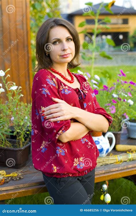 retrato do mulheres ucranianas bonitas foto de stock imagem de flores colorido 46685256