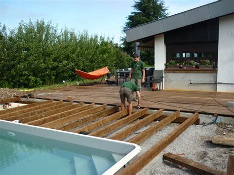 L'aménagement de l'espace autour de la piscine est un point de haute importance sur lequel on aimerait attirer votre attention. Amenagement terrasse autour de piscine - Mailleraye.fr jardin