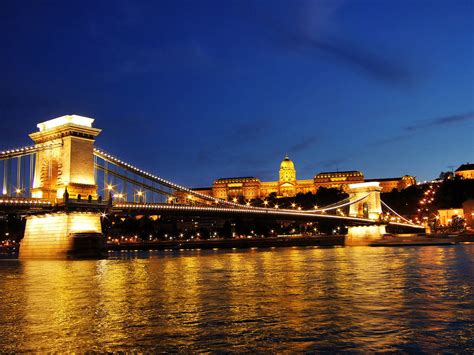 Posts in hungarian are obviously allowed, but budapest has a significant foreign student population, so the language defaults to english. Fotos Kettenbrücke von Budapest mit Fotogalerie - Kettenbrücke