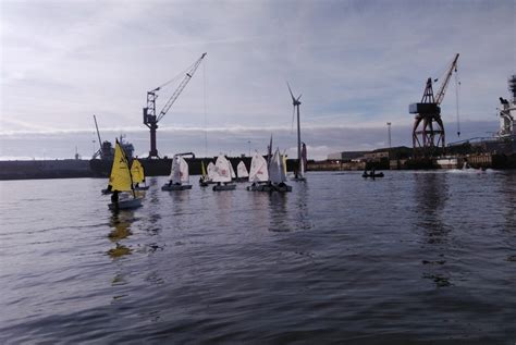 É possível velejar à frente do vento, em que o barco segue a direção das rajadas, com as velas colocadas a um ângulo de 90º em relação ao eixo do barco, mas também com ventos laterais. Desporto Escolar de Vela do Norte | Voz da Póvoa