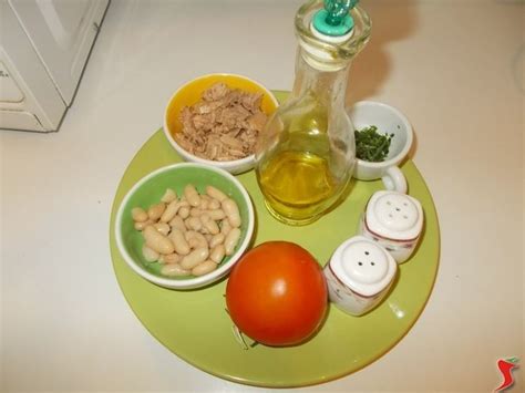 Quando volete preparare la pasta fagioli tonno e cipollotto, prima di tutto mettete una pentola sul fuoco con abbondante acqua. fagioli e tonno - fagioli ricette - ricetta fagioli tonno
