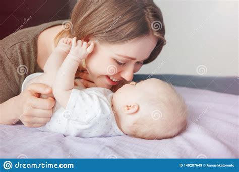 Jonge Blanke Vrouw Moeder Knuffelt Met Zoenen Spelen Met Een Schattig Kind Van Een Pasgeboren