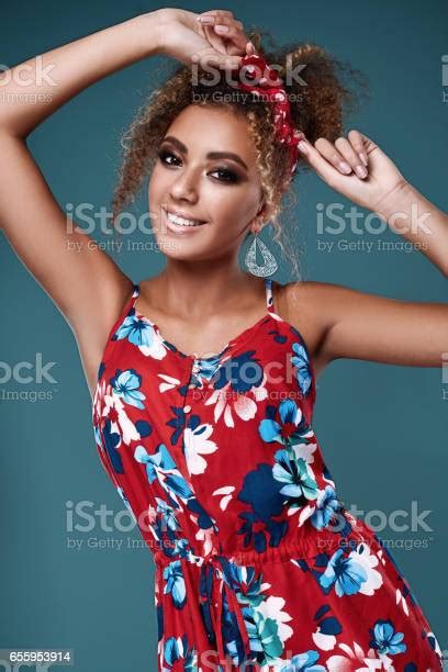 赤いドレスの巻き毛の黒人女性のエレガントなモデル 1人のストックフォトや画像を多数ご用意 Istock