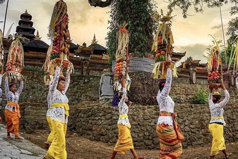 Inilah Rangkaian Hari Raya Galungan Dan Kuningan Umat Hindu Di Bali Prosesinya Sakral Dan