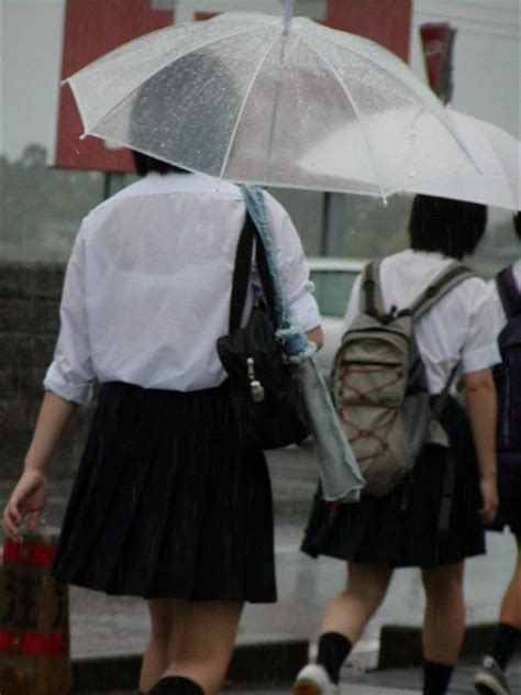 【jk透けブラ盗撮エロ画像】ゲリラ豪雨で夏服制服が濡れてしまいブラジャーが丸見えになった女子校生の画像ww エロ画像ミルナビ