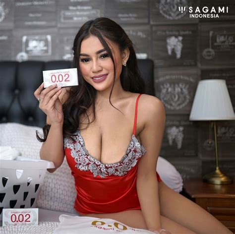 Resty Novita Model Seksi Miss Popular Yang Suka Beri Tips Malam Jumat