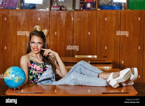 Tearaway Sitzt Mit Ihren Füßen Auf Den Tisch Stützte Sich Auf Einem Globus Das Mädchen Zeigt