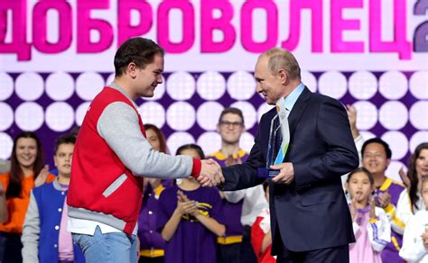 presenting the volunteer of russia 2018 award president of russia