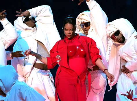 The Casual Anti Spectacle Of Rihannas Super Bowl Halftime Show The New Yorker