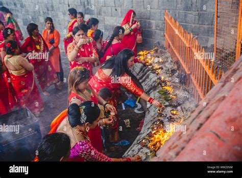 Kathmandunepal Sep 22019 Hindu Women Offer Prayers At The Pashupatinath Temple During Teej