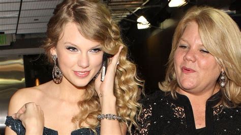 Taylor Swifts Sick Mum Gives Emotional Speech At Acm Awards Bbc Newsbeat