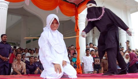 Langgar Syariah 16 Orang Dicambuk Di Aceh Nasional