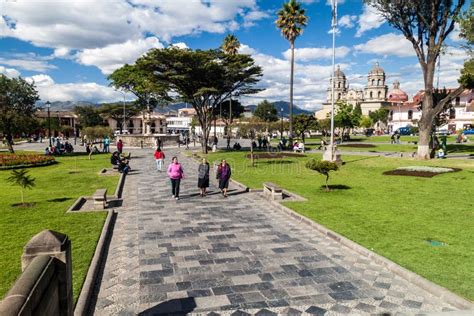 Plaza De Armas Fyrkant Med En Domkyrka I Cajamarca Redaktionell Foto