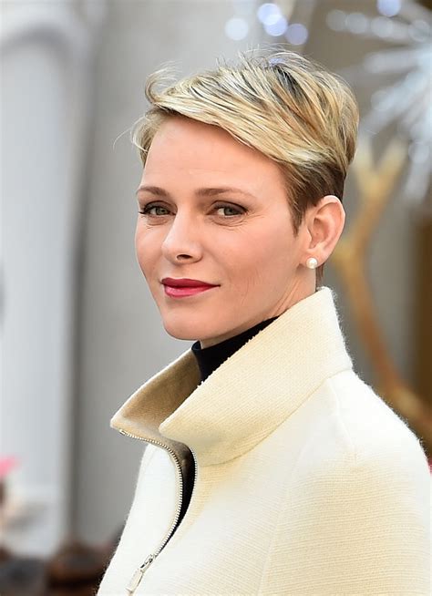 Niet zo vreemd, want de voormalige zwemkampioene koos voor een kort kapsel dat aan de zijkant weggeschoren is. Princess Charlene of Monaco attends Christmas gifts event ...