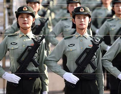 Le “cinesi” In Parata Armi E Tiro