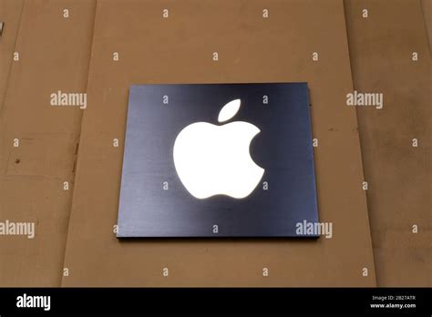 Apple Store Sign Logo Outside The Store In Florence Stock Photo Alamy