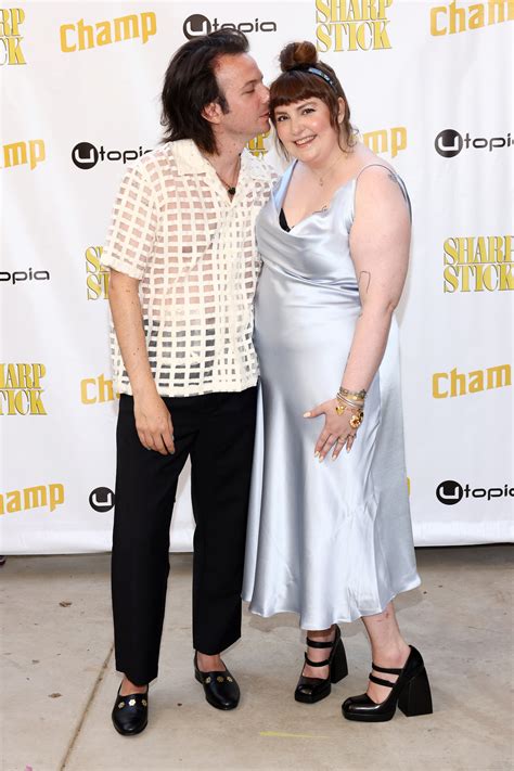 Lena Dunham And Her Husband Made A Pda Filled Red Carpet Appearancesee Pics Fashnfly