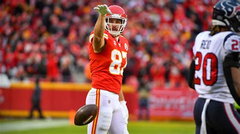 Travis Kelce scores 3 touchdowns on 10 catches in Chiefs' playoff win