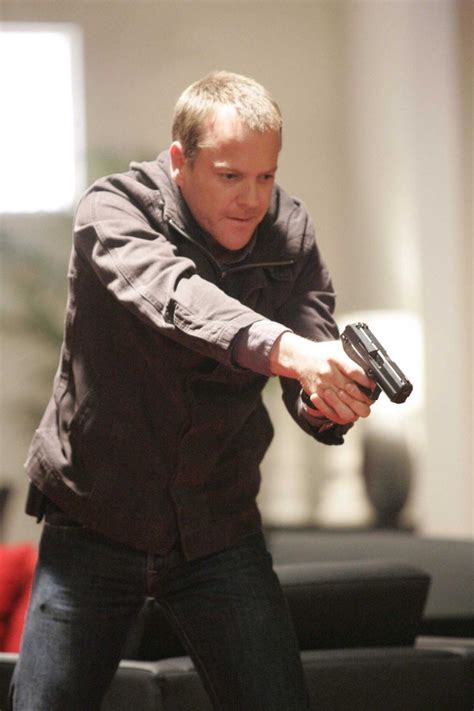 Jack Bauer Pointing Gun In 24 Season 5 Episode 7 24 Spoilers