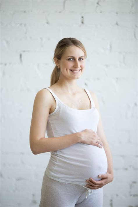 Mujer Joven Embarazada Hermosa Sonriente Imagen De Archivo Imagen De