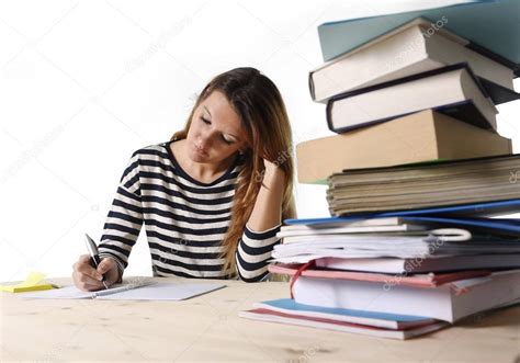 Chica Joven Estudiante Concentrado Estudiando Para El Examen En El