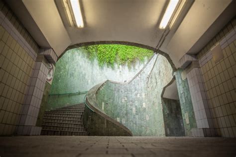 Escalier En Colimaçon De Passage Souterrain Dans Un Tunnel à Fort