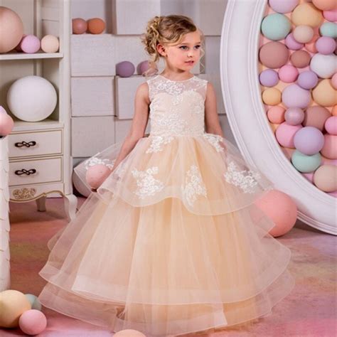 2017 Selling Pretty Lace Little Flower Girl Dresses With Ruffles Long