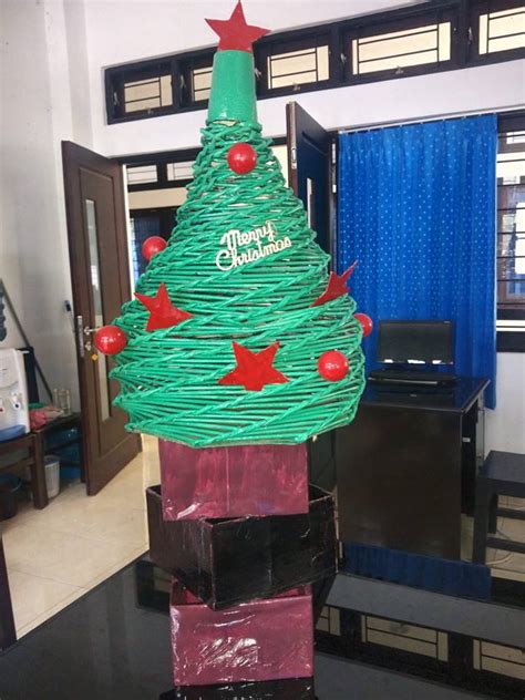 Kerajinan dari koran berbentuk pohon. Cara Membuat Pohon Natal Dari Ale Ale Bekas Yang Unik ...
