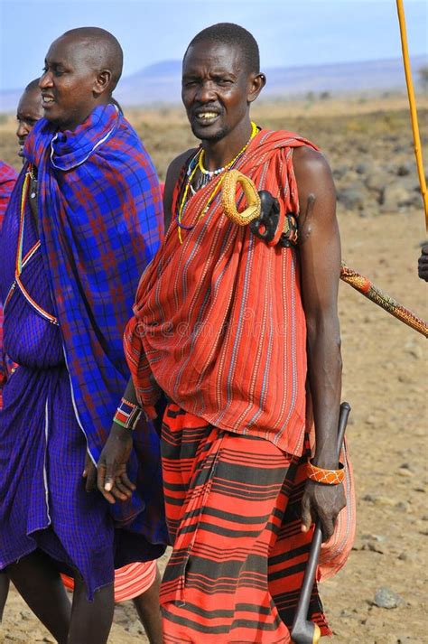 Gente Africana De La Tribu Del Masai Fotografía editorial Imagen de travieso alineada