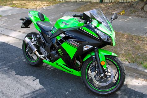 Smallest ninja handles better than most superbikes. 2014 Kawasaki Ninja 250 - Moto.ZombDrive.COM