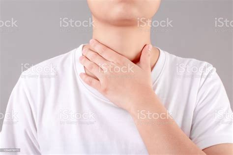 Sore Throat Asian People Feel Sore Throat By Holding Hands In The Neck