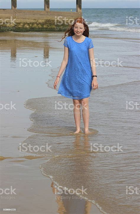 Mädchen Gehen Barfuß Am Strand Meer Wellen Paddeln Im Meer Stockfoto