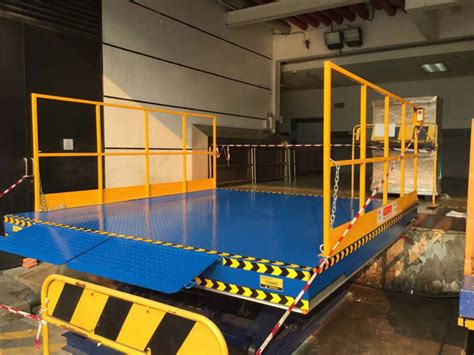 Hydraulic Dock Lift Platform With Hydraulic Motor 45kw3000kg Swl Is A