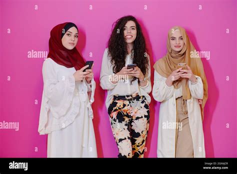 Grupo De Mujeres Musulmanas Hermosas Dos De Ellas En Vestido De Moda Con Hijab Utilizando El