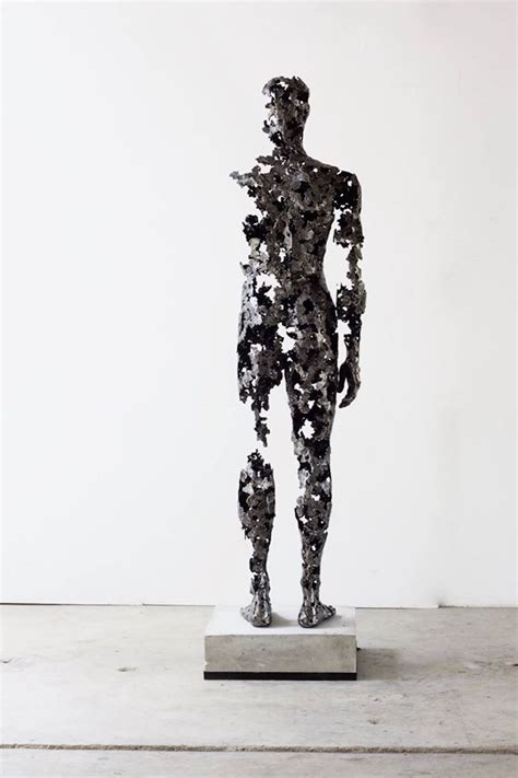 Les Sculptures Qui Explorent La Mortalité De Regardt Van Der Meulen