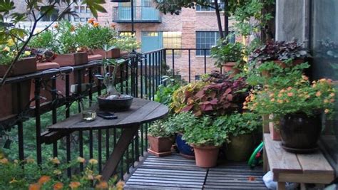 taman minimalis  balkon  desain cantik balkon sempit  rumah