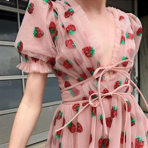 El Vestido De Fresas Que Todas Desean Dicen Que Es Ideal Para Cualquier Mujer A Cualquier Edad