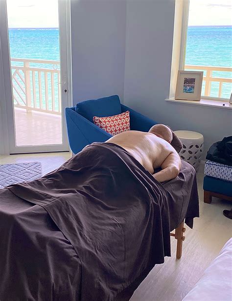 massage and mobile spa male therapist in nassau bahamas