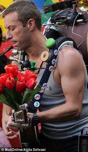 Coldplay S Chris Martin Flexes Impressive Biceps While Filming Music Video In Sydney Daily