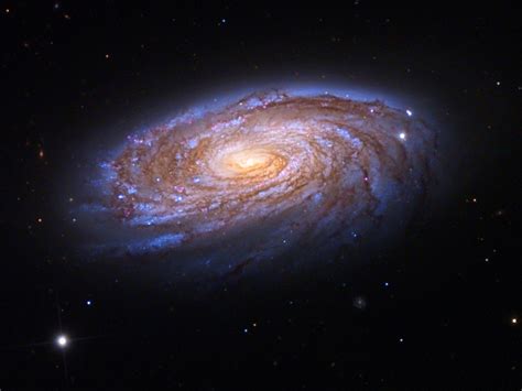 Tiene un diámetro aproximado de 62,000 años luz. catálogo Messier | portalastronomico.com