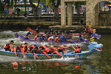 Now, it not only attracts other ethnic groups in malaysia, but also international participants. Dragon Boat Competition At Melacca River Editorial Image ...