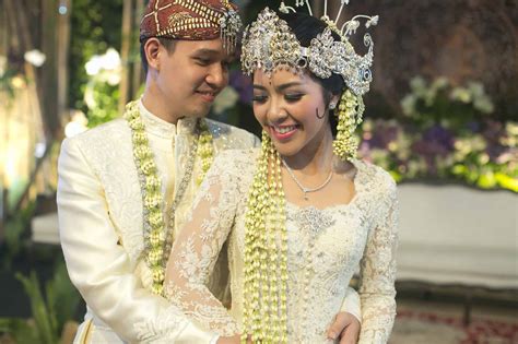 Terdiri dari baju jas dengan kerah menutup leher yang biasa disebut dengan jas takwa. Sundanese Wedding Traditions - Ceremonies - Facts of Indonesia