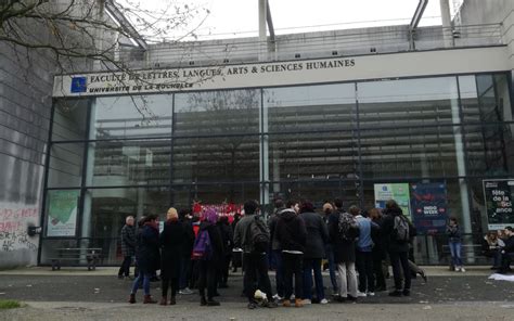 La Rochelle  des étudiants bloquent la fac de lettres pour dénoncer la