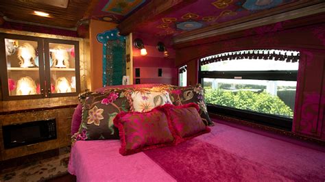 Dolly Partons Tour Bus Is Accepting Reservations For Overnight Stays