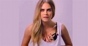 Cara Delevingne se toca sugerentemente los senos para ayudar a los hombres