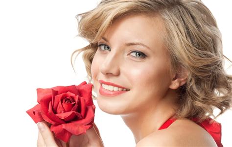 Обои девушка улыбка модель портрет макияж блондинка белый фон красная роза красная