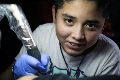 mexican 11 year old tattooist follows in father s footsteps tuoi tre news