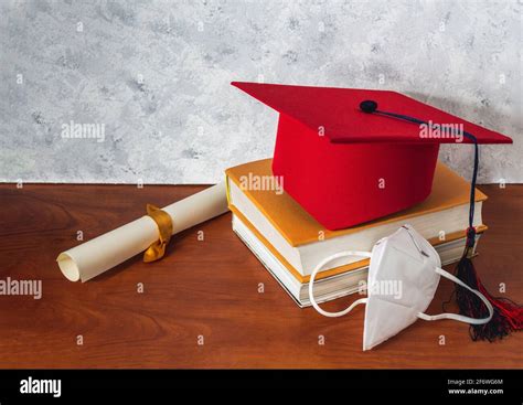 Sombrero De Graduación Y Diploma Rojo Fotografías E Imágenes De Alta