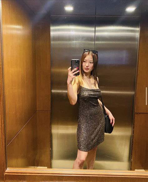 Curvy Elevator Selfie Koreanhotties