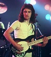 John Deacon | John deacon, Fotos de banda de rock, Queen